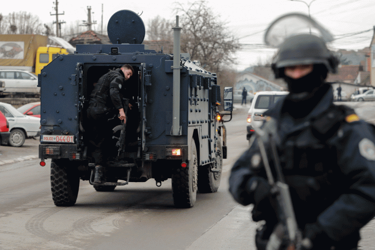 Dita e shtatë: Policia e Kosovës kalon me automjete nëpër Zubin Potok