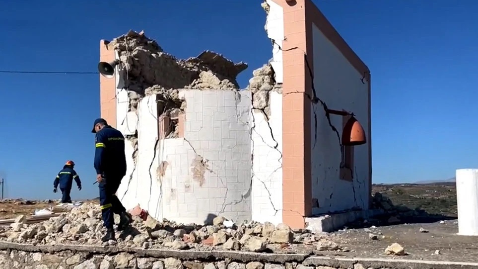 Tërmeti 5.8 në Kretë/ Konfirmohet viktima e parë, kupola e kishës i ra sipër! Ka të tjerë nën rrënoja