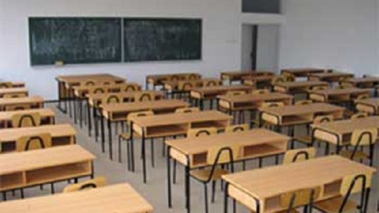 Mësimdhënësit në Maqedoni kërkojnë të shkurtohen orët e të zgjaten pushimet