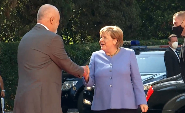 Rama del huq! I shtrin dorën Merkel, ajo ia kthen me “grusht”
