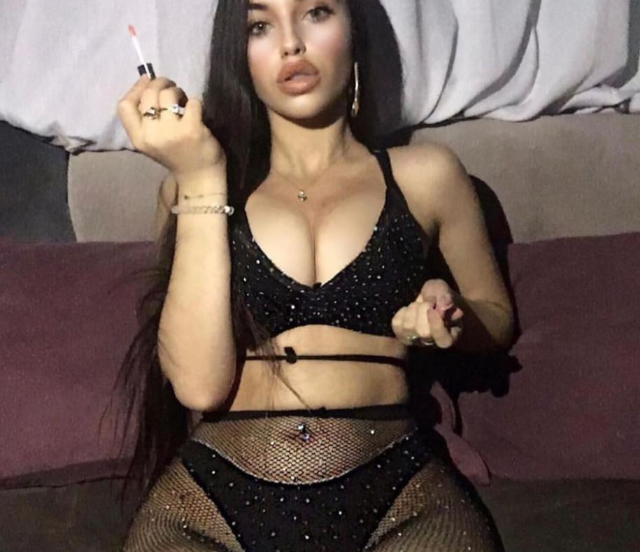 Pamje/ Del videoja ‘e nxehtë’ e modeles shqiptare duke u larë në dush