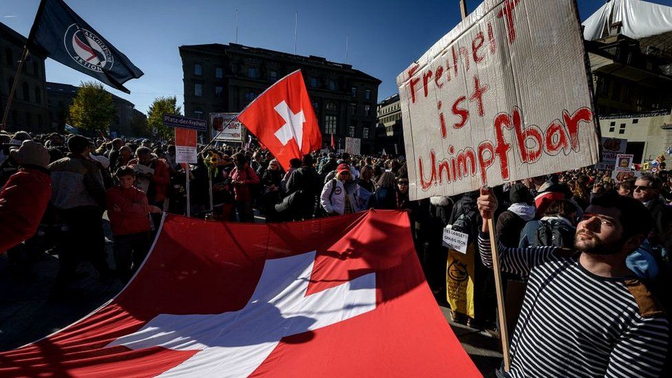 Bota e shqetësuar nga “Covidi afrikan”, Zvicra do mbajë referendum për heqjen e masave kufizuese