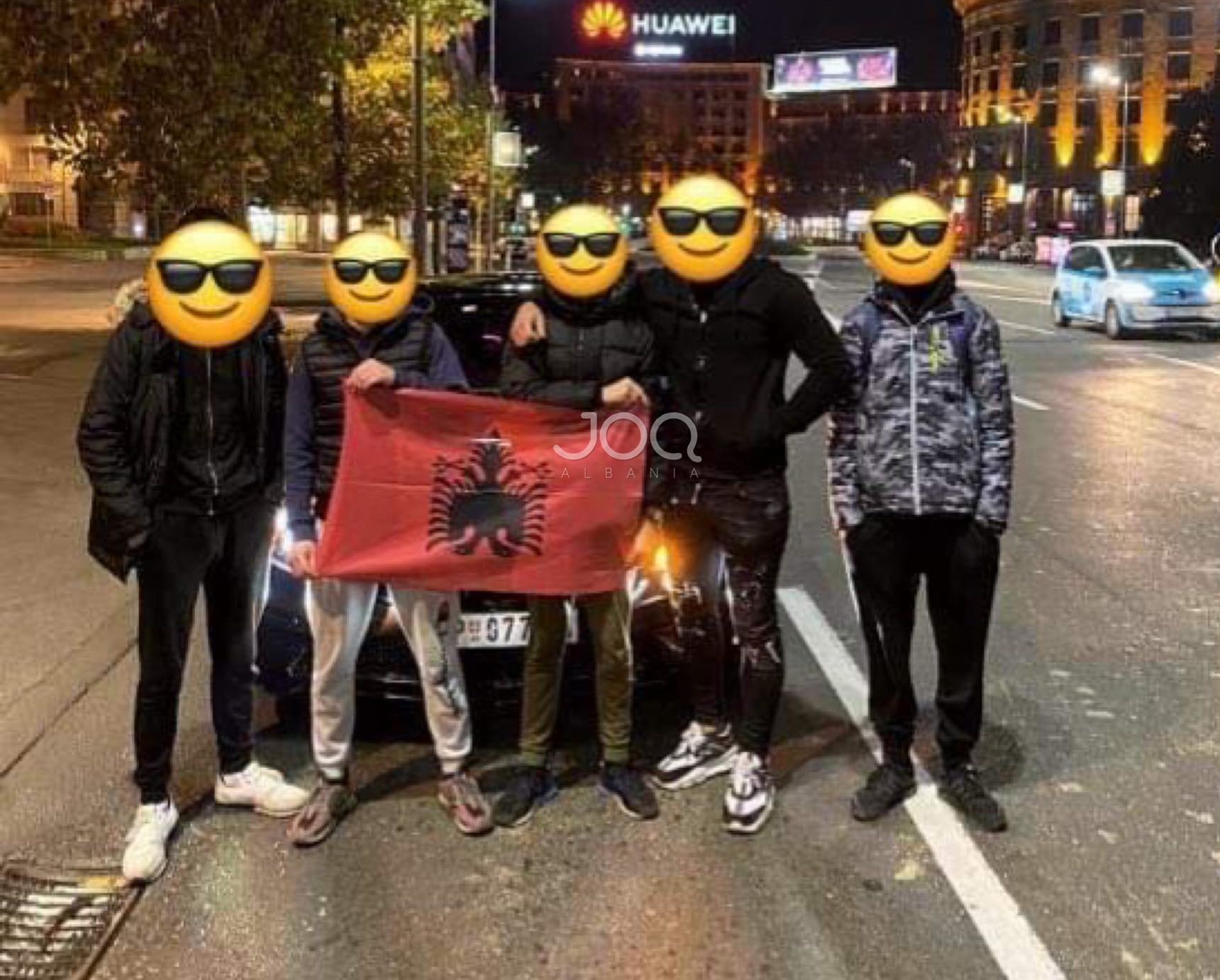 Serbët e kthejnë shqiponjën kokë-poshtë, djegin flamurin shqiptar dhe e postojnë në Tik Tok