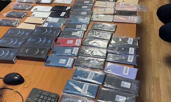 Aksioni i Doganës, konfiskohen rreth 200 telefona të mençur në Prishtinë