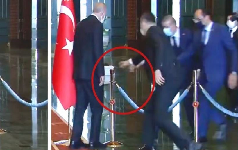 Video virale në rrjet/ Erdogan i sëmurë rëndë, ecën me këpucë speciale që mos të rrëzohet?