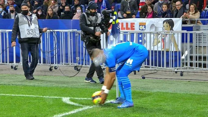 Sërish tensione në Ligue 1, tifozët e Lionit godasin me shishe uji në kokë Dimitri Payet