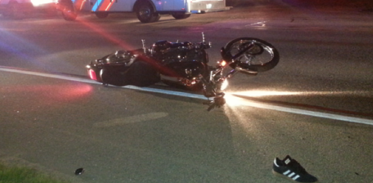 Makina përplas motoçikletën, drejtuesi dërgohet me urgjencë në spital