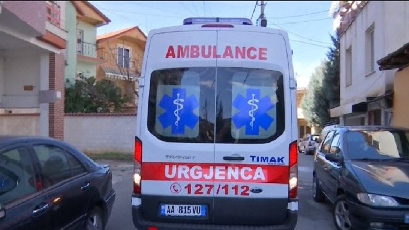 Motori përplaset me “Audin” në Berat, 22-vjeçari niset me urgjencë në spital