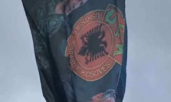 Flamuri me portretet e Thaçit e Veselit vendoset në hyrje të Prishtinës