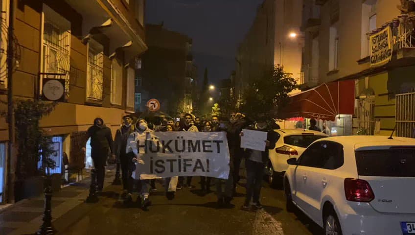 Zhvlerësimi i Lirës turke/ Qytetarët protestojnë dhe kërkojnë dorëheqjen e Erdogan, përplasen keq me policinë