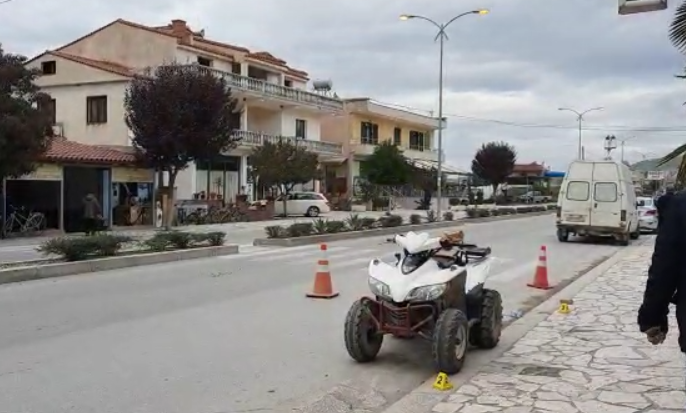 Motori me katër rrota hipën në trotuar dhe tërheq zvarrë kalimtarin në Berat, dy të plagosur rëndë nisen drejt Traumës