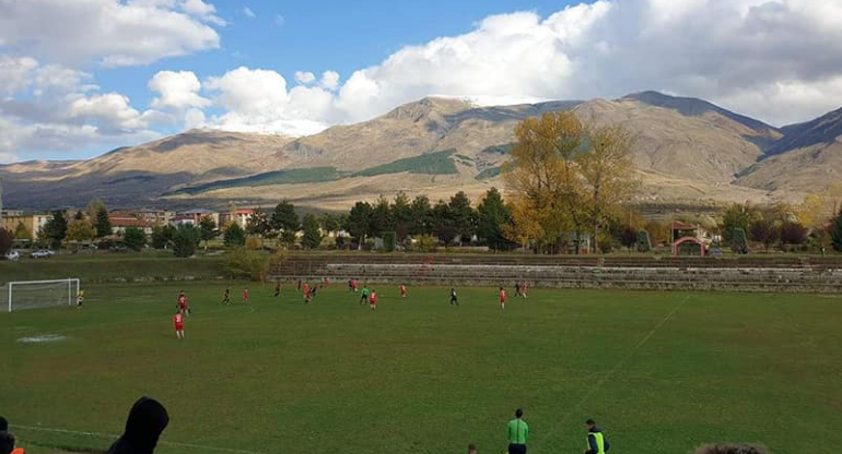 Degradimi i futbollit shqiptar/ Plas grushti mes futbollistëve në mes të fushës