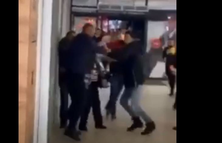 Pamje të reja nga rrahja e djeshme në një qendër tregtare në Prizren (Video)