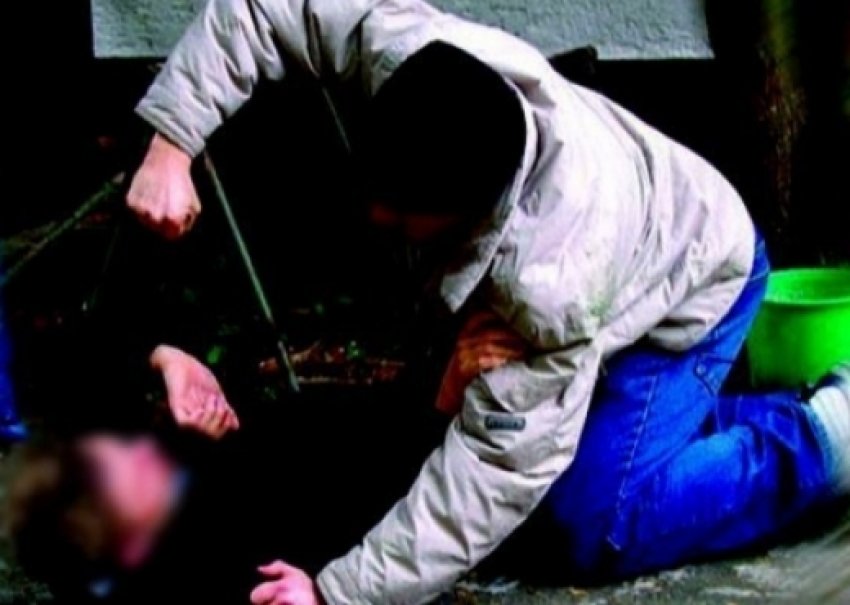 Dy vëllezër korçarë përleshen fizikisht me njëri tjetrin