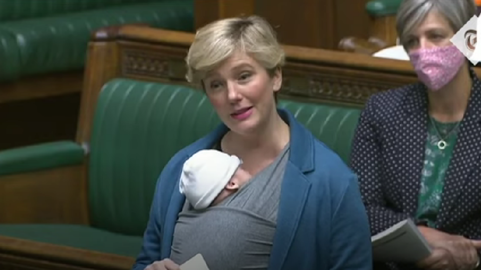 Mori në parlament foshnjën dhe i dha gji gjatë seancës, deputetja kritikohet ashpër: Nuk e dija që nuk lejohej
