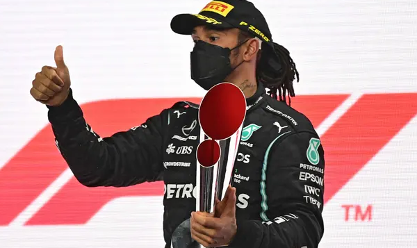 Lewis Hamilton fiton Çmimin e Madh të Katarit, ngushton në 8 pikë diferencën me Verstappen