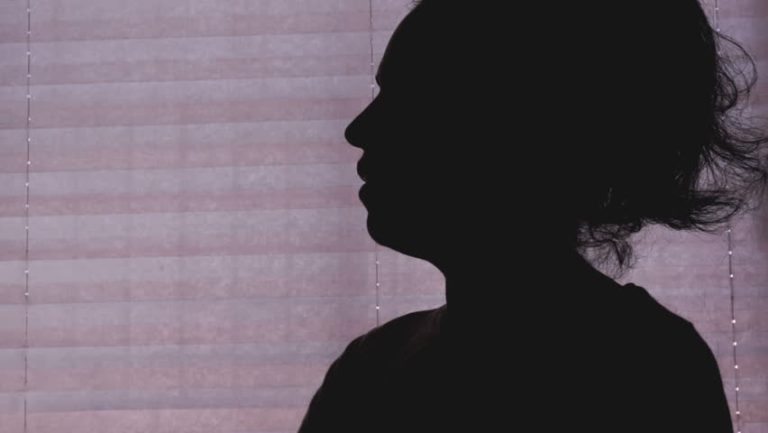 Njihuni me historinë e trishtë të gruas shqiptare që për 17 vjet rresht u dhunua nga i shoqi