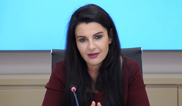 Estrada e qeverisë/ Balluku: Do i japim drita Kosovës për Vit të Ri dhe do na e kthejë në verë