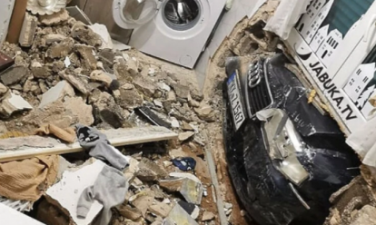 Çmenduri! Audi përplaset me shtëpinë dhe futet në tualet