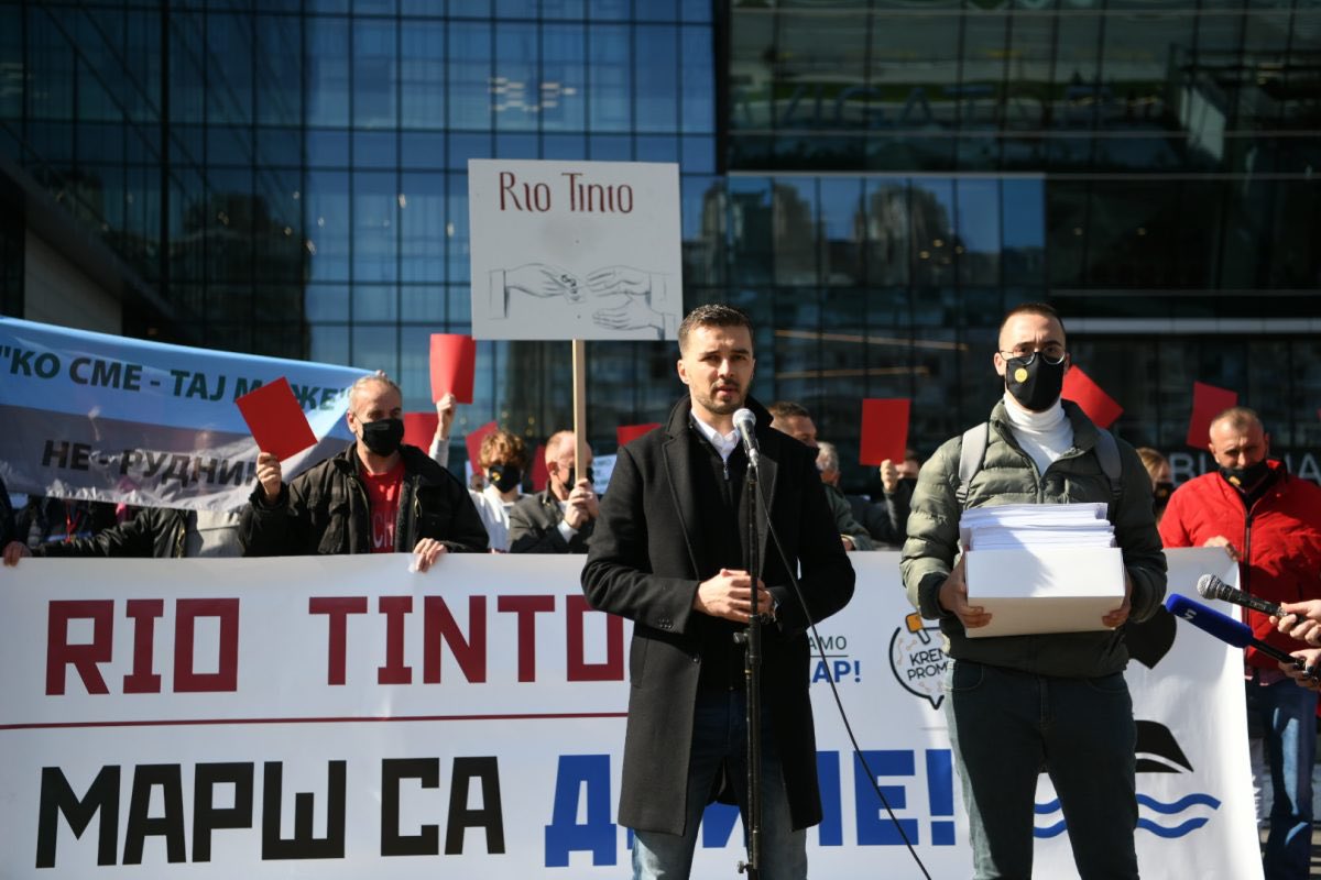 Ky është serbi nga Prishtina, organizator i protestave kundër Vuçiqit