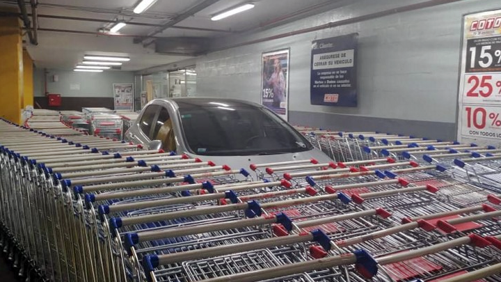 Parkon makinën në zonën e ndaluar të supermarketit: punonjësit “hakmerren” në mënyrë spektakolare