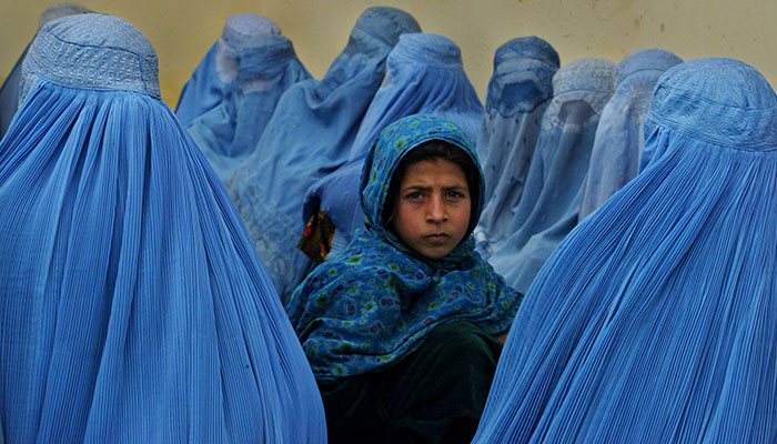 Talibanët: Gratë që udhëtojnë më shumë se 72 km nuk lejohet të lëvizin vetëm