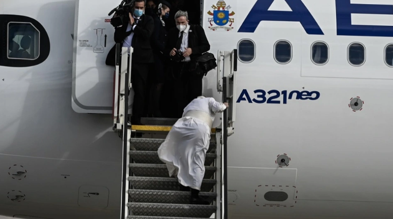 Papa Françesku s’mban dot ekuilibrin, rrëzohet teksa hipën në avion