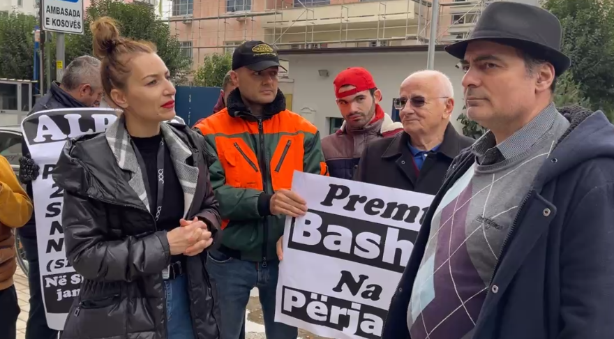 Protestë paqësore para ambasadës së Kosovës, qytetarët kundërshtojnë vaksinimin me detyrim të shqiptarëve nga 3 janari