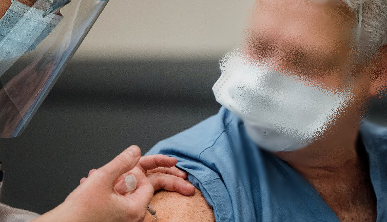 U përpoq të mashtronte mjekët/ 50-vjeçari paraqitet në qendrën e vaksinimit me krah të rremë silikoni