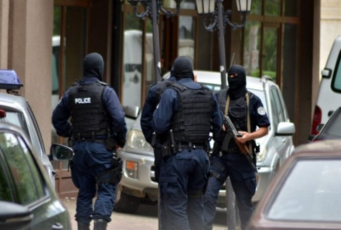 Aksion i policisë në Istog, disa zyrtarë të komunës përfundojnë në pranga