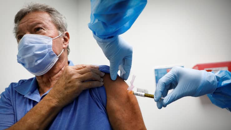 Konsulenti i OBSH: Nuk është normale që të vaksinojmë njerëzit çdo 6 muaj