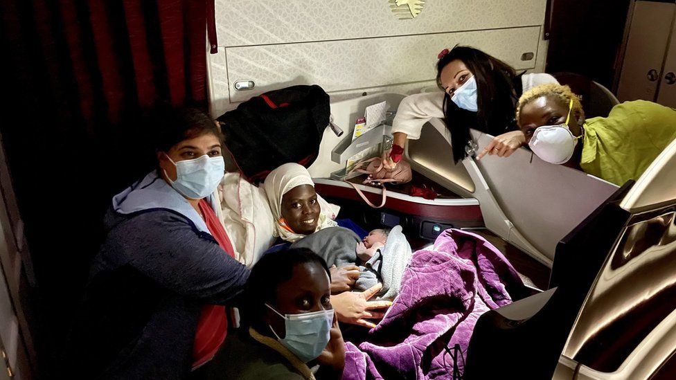 Mjekja kanadeze sjell në jetë fëmijën “Mrekulli” gjatë fluturimit me avion
