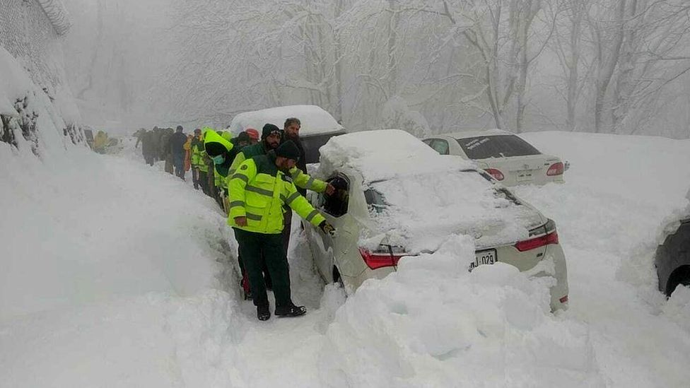 Dëborë ‘vdekjeprurëse’ në Pakistan/ 21 të vdekur, mes tyre 10 fëmijë! 6 të ngrirë brenda makinave