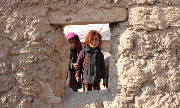 Trishtuese/ Nëna afgane shet dy vajzat e mitura për të ushqyer pjesën tjetër të familjes