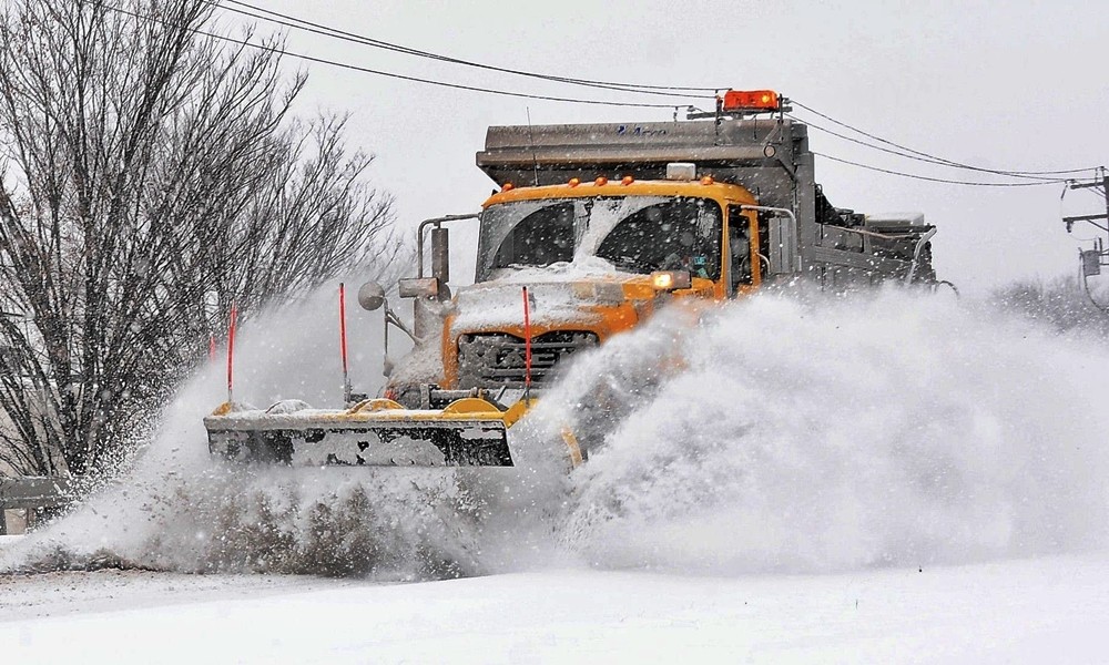 Hodhi borën në drejtim të kundërt/ Borëpastruesja shkatërron 47 makina, 12 persona përfundojnë në spital