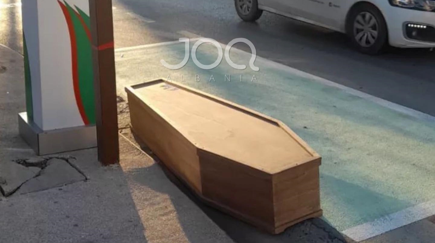 Durrës/ Një arkivol lihet në mes të rrugës, tmerrohen qytetarët