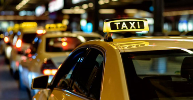 S’kishte para për ta paguar, 29-vjeçari i lë vajzën peng taksistit