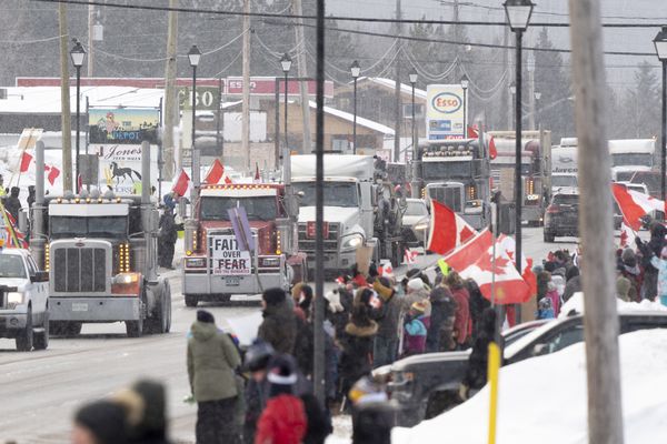 Kamionistët paralizojnë kryeqytetin kanadez/ Kundër certifikatës së vaksinimit, qytetarët i mbështesin