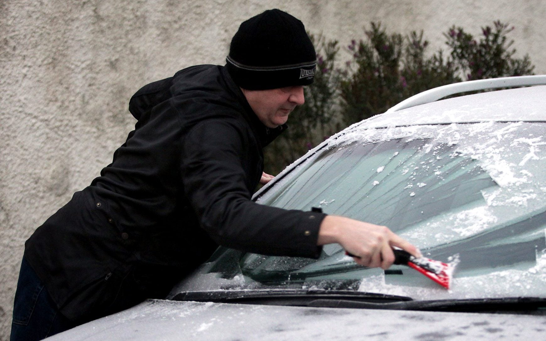 Temperaturat minus/ Si të hiqni akullin nga xhami i makinës?