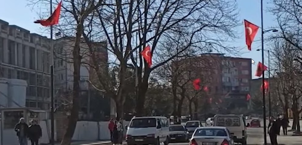 Një ditë para vizitës së Erdogan, Laçi mbushet me flamuj turq