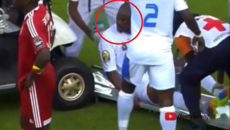 Kupa e Afrikës sjell episodin komik, shoferi godet futbollistin e dëmtuar me makinë