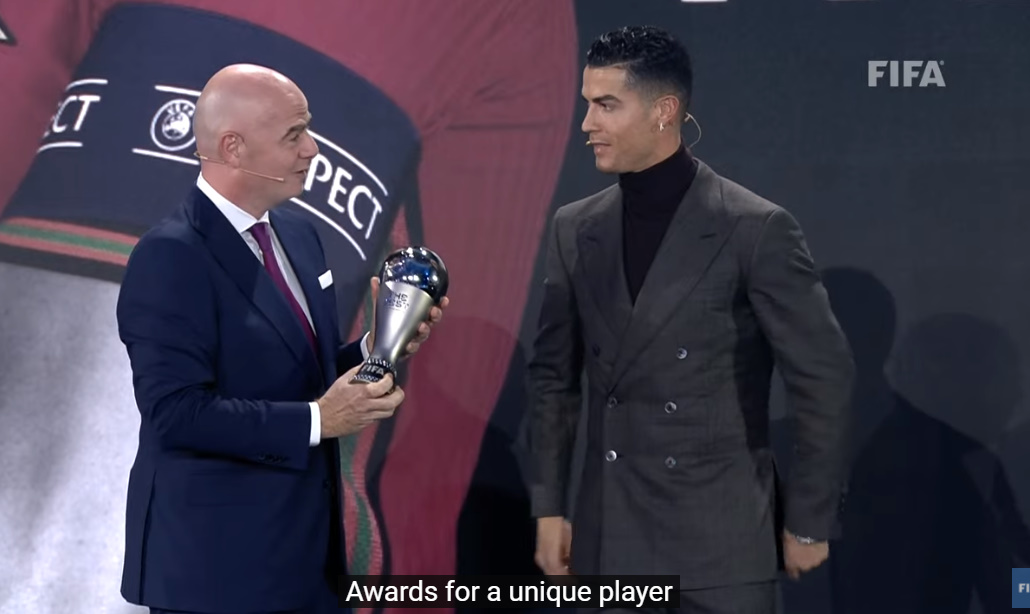 Ronaldo nuk mbetet “thatë”, fiton dhe ai çmimin prestigjoz nga FIFA