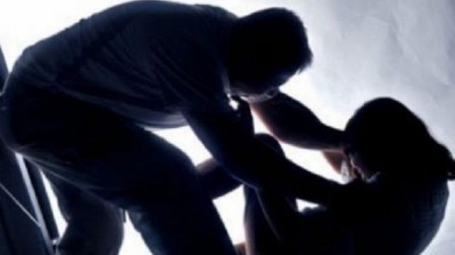 Dhunë në familje dhe plagosje me dashje, tre të arrestuar në Korçë