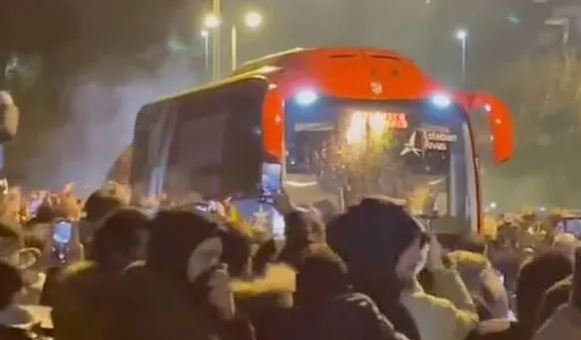 Simeone kapet me tifozët, goditet me gurë autobusi i Atletiko Madridit