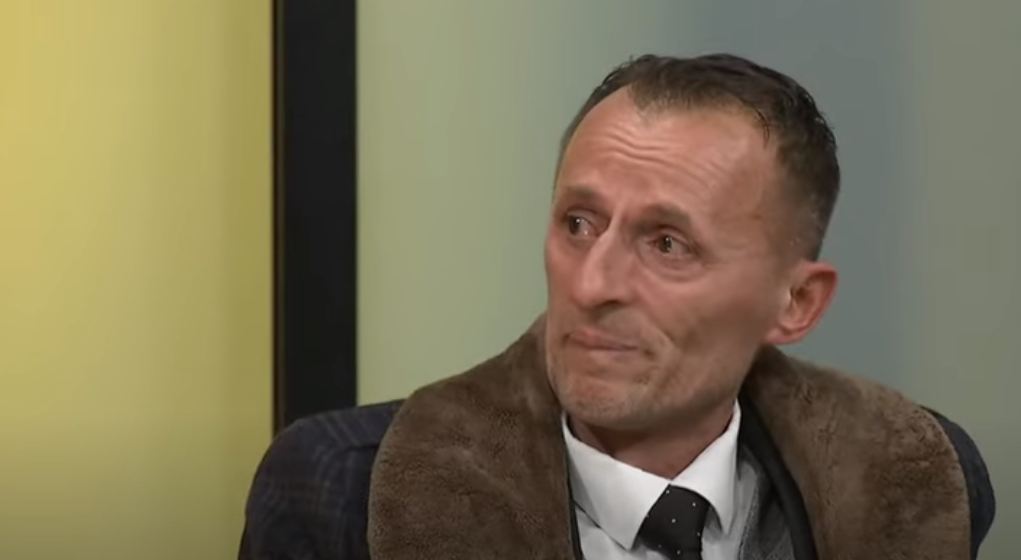 Shpërthen në lot gjatë intervistës profesori që u bë hit me videot në “TikTok”