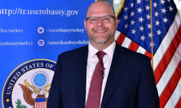 Ambasadori amerikan e quan akt kriminal djegien e veturave RKS