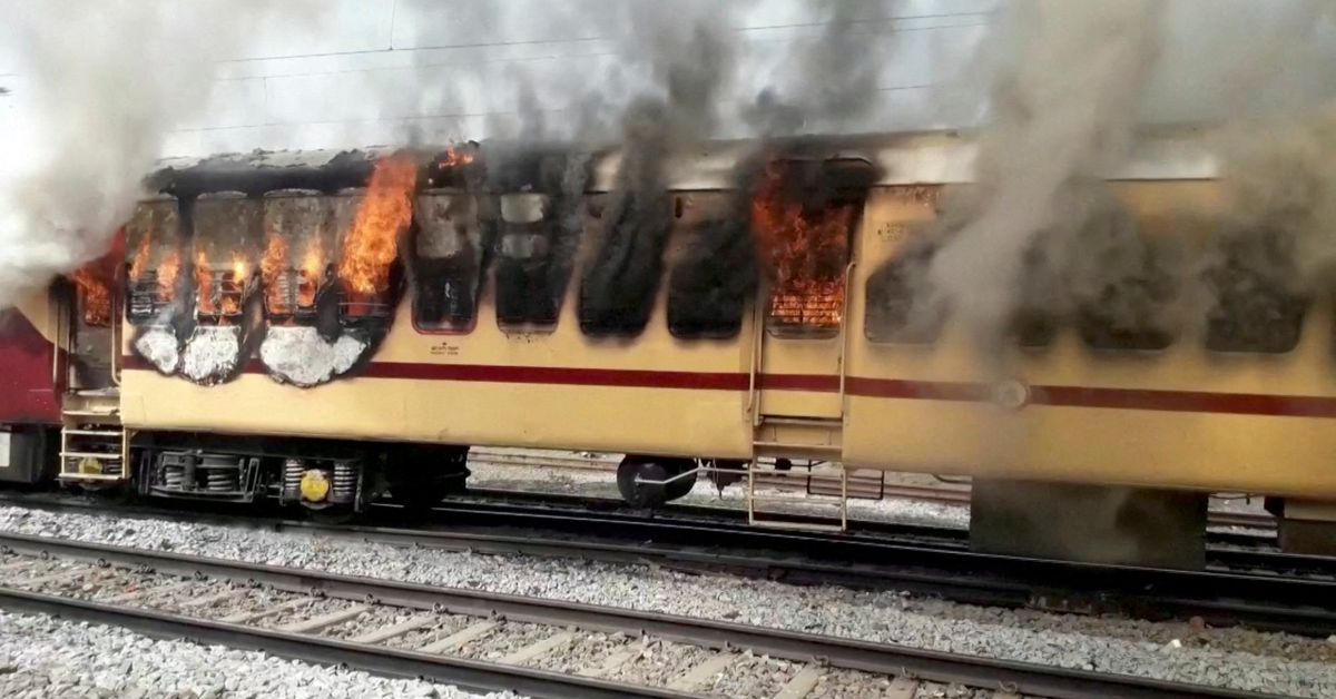 Të papunët në Indi djegin trena në shenjë proteste për një konkurs rekrutimi “të manipuluar”