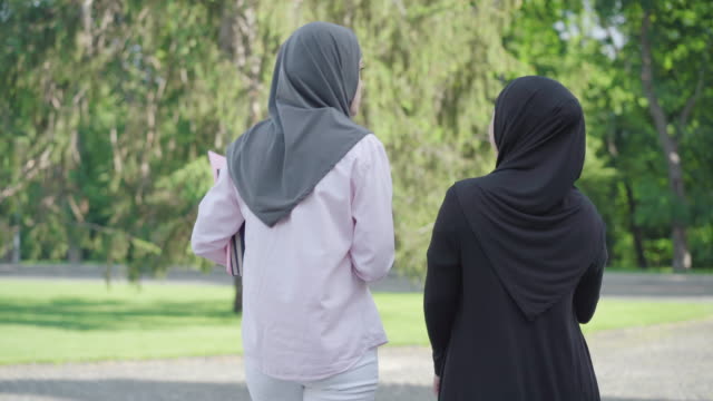 Tronditëse/ 25-vjeçari “shet” në “ankand” gra myslimane përmes internetit