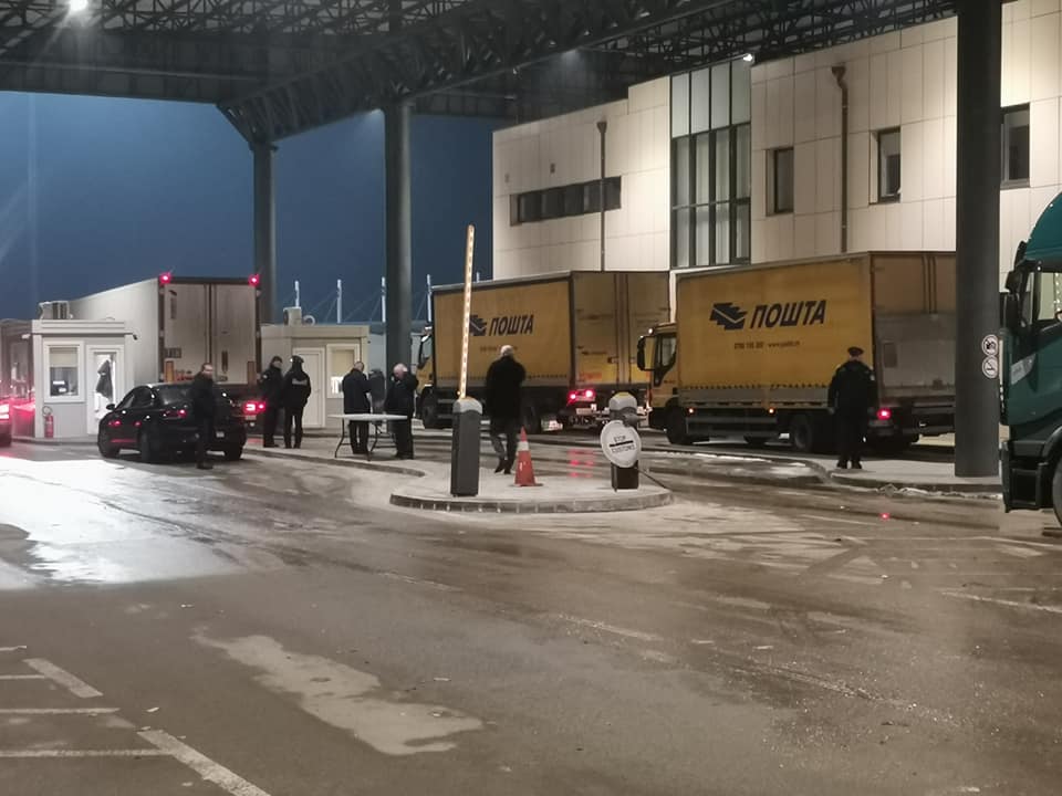 Policia e Kosovës: Personat e ndaluar i kthyem mbrapa në Serbi, kamionët me material zgjedhor janë në Doganë