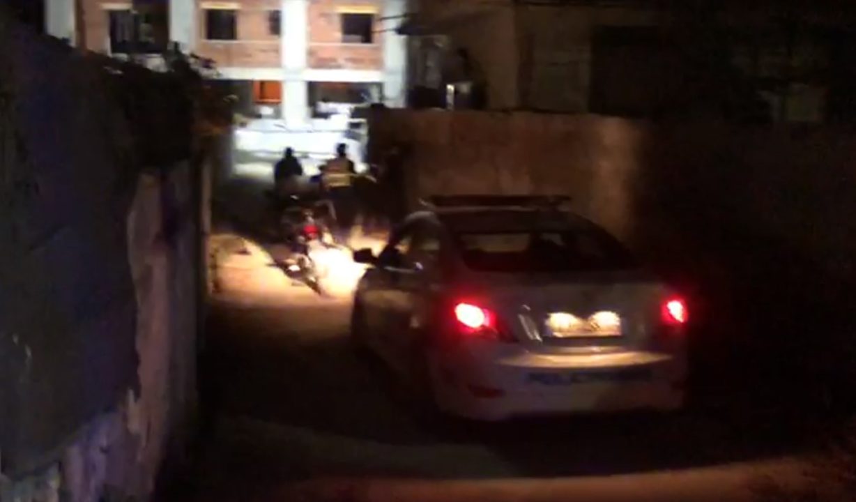 “Fast & Furious” në Fushë-Krujë/ “Benzi” me targa të vjedhura përplaset me bordurën dhe i shpëton policisë
